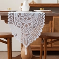 Vue détaillée du chemin de table en dentelle blanche avec motifs floraux creux et glands fins - 40*180CM / Blanc