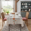 Rechteckige cremefarbene Tischdecke mit Blumenstickerei und Spitze auf dem Holztisch - 140*230cm / Weihnachtsstern Rot