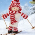 Bambola da sci in legno fatta a mano con cappello a righe rosse sulla neve - Vestiti Bianchi Cappello a Righe Ragazzo da Sci