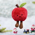 Plüsch Weihnachtsapfel Anhänger mit Gesicht und Beinen in einer verschneiten Außenszene - Weihnachtsapfel