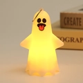 Dettaglio di candela LED a forma di fantasma bianco con anello in metallo per Halloween - Stile A