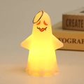 Vista macro della candela LED fantasma di Halloween con texture opaca e anello in metallo - Stile B