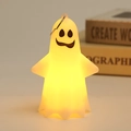 Dettaglio della luce LED gialla calda e della texture opaca della lampada fantasma - Stile D