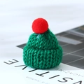 Grüne Mini-Strickmütze für Weihnachten mit rotem Pompon für Puppen- und Flaschendeko - Grüne Weihnachtsmütze Mit Bommel