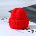 Mini Weihnachtsstrickmütze in leuchtendem Rot für Puppen und Festtagsdeko - Rote Weihnachtsmütze