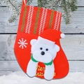 Weihnachtssocke mit Eisbärfigur und Aufhängeschlaufe vor einem verschneiten Tannenzweig - Bär-Stil