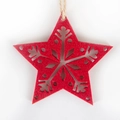 Détail d'ornement étoile en feutre rouge avec flocon découpé au laser et corde - Style Flocon de Neige Étoile