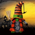 Gnomo de Halloween con sombrero de rayas naranjas y escoba sobre fondo espeluznante de ocaso - Femenino (Trenzas)