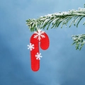 Ornamento natalizio in feltro a forma di bastoncino di zucchero su ramo innevato - Bastoncino di Zucchero Natalizio
