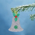 Campana di Natale in feltro grigio con foglie di agrifoglio e bacche rosse su ramo - Campana Natalizia