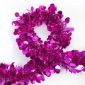 Dettaglio di ghirlanda festiva rosso rosa scintillante con grandi paillettes tonde metalliche - Stile Semplice / Rosa Rosso
