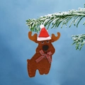 Ciondolo a forma di renna in feltro marrone con mini cappello rosso e fiocco a quadri - Ciondolo Alce di Natale