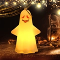 Gros plan d'un pendentif fantôme d'Halloween brillant avec une lumière jaune chaude - Souriant Yeux Fermés (Modèle B)