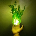 Dettaglio della palla di fuoco magica verde brillante con luce LED e supporto a mano - Verde