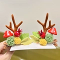 Detailansicht der Rentier-Geweih-Haarspangen mit roten Pilzen und Beeren für Weihnachten - Große Pilzgeweih-Clips (Braun)