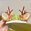 Detailaufnahme von braunen Rentier-Haarspangen mit Filzblättern und Fliegenpilzen - Kleine Pilzgeweih-Clips (Braun)