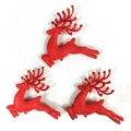 Detalle de tres renos navideños rojos con purpurina sobre fondo de piel sintética blanca - 6cm / Rojo