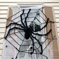 Riesige schwarze Plüschspinne und weißes Spinnennetz für Halloween Außendekoration - 1.5m Durchmesser / Schwarz Fusselig Stil