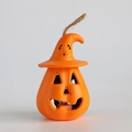 Dettaglio lanterna a zucca di Halloween con cappello da mago e luce LED interna - Zucca arancione
