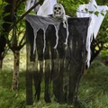 Hängender Skelettgeist mit zerfetzter schwarzer und weißer Gaze für Halloween-Deko - Männlicher Hängegeist