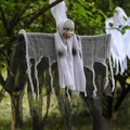 Gruselige Halloween Skelett-Hängefigur mit blutigem Babygesicht und zerfetzter Gaze - Weiblicher Hängegeist