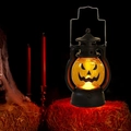 Dettaglio della lanterna LED zucca di Halloween con luce calda su sfondo di ragnatele - Faccia Arrabbiata