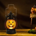 Dettaglio lanterna di zucca di Halloween vintage con luce LED ed effetto luminoso arancione - Stile Sorriso