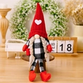 Kerstkabouter knuffel met rode hartjesmuts en zwart-wit geruit pakje voor decoratie - Rode Gebreide Muts Vrouwelijke Gnoom