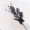 Détail d'une branche de Noël à paillettes noires avec feuilles évidées et baies - 42cm / Noir