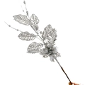 Detailansicht eines silbernen Glitzerzweigs mit hohlen Blättern und Beeren für Weihnachten - 42cm / Silber