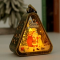 Détail d'une lanterne de Noël vintage en bronze avec lumière chaude et motifs de Noël - Lanterne Triangle-Bronze Père Noël