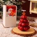 Detaillierte Nahaufnahme einer burgunderroten Weihnachtsbaumkerze mit Goldstern - Turmförmiger Weihnachtsbaum Rot