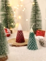 Detailopname van kerstkaarsen in de vorm van een boom met sneeuweffect op hout - Wit Rood Gradiënt