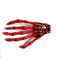 Makroaufnahme von Halloween Skelett Hand Haarklammer mit rotem schwarzen Spinnennetz - Rot
