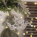 Transparenter Weihnachtsengel-Anhänger aus Acryl mit Horn an verschneitem Tannenzweig - Transparenter Cupido-Trompetenanhänger