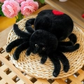Araignée en peluche noire avec cœur rouge et fourrure douce sur fond de bois rustique - Noir