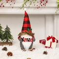 Gnomo navideño con gorro de cuadros rojos y cartel de Xmas en alfombra blanca - Red and Black Plaid Gnome XMAS