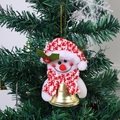 Détail d'un bonhomme de neige avec chapeau à carreaux rouge et cloche dorée sur sapin - Bonhomme de neige