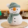 Simpatico pupazzo di neve in peluche con cappello e sciarpa verde su base intrecciata - 25cm / Pupazzo di Neve con Cappello e Sciarpa