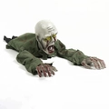 Gruselige Halloween Krabbel-Zombie Requisite mit blutigen Händen und Fetzenkleidung - Glatzköpfiger Krabbelnder Zombie