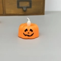 Vela electrónica LED de calabaza naranja de Halloween con cara sonriente clásica - Patrón de Calabaza
