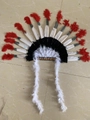 Detalle de tocado de plumas indio con puntas rojas y banda tribal bordada a mano - Rojo y Blanco
