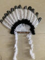 Detalle de tocado de plumas estilo indio con plumas blancas y negras y cinta tribal tejida - Blanco y Negro