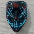 Cyan leuchtende LED V-Maske mit roten Blutspritzern für Halloween Kostümpartys - Eisblau