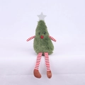 Detalle de un muñeco de árbol de Navidad de felpa verde con piernas a rayas y estrella plata - Verde