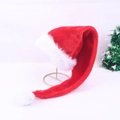Détail du long bonnet de Noël de 75cm en peluche douce avec pompon et bordure blanche - 75x32cm / Rouge