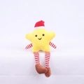 Detalle de un peluche de estrella navideña con gorro rojo y piernas a rayas blancas - Amarillo