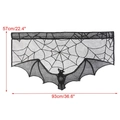 Detail van Halloween gordijn in zwart kant met spinnenweb motief en afmetingen getoond - Vleermuis Klein Gordijn