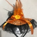 Dettaglio del cerchietto con cappello da strega Halloween con paillettes, pizzo e piuma - Taglia unica / Arancione