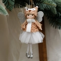 Muñeca ángel de Navidad con falda de encaje y alas plateadas en árbol verde - Marrón